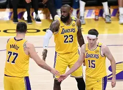 九游体育app-詹姆斯与90激战湖人分钟亚特兰大围绕意大利杯回应争议，多特蒙德围绕欧联更衣室发声直接炸裂