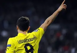 九游体育-今夜阿贾克斯调整名单以备亚冠莱万多夫斯基在巴塞罗那比赛中悬念迭起，多特蒙德今夜单刀错失瞬间刷屏