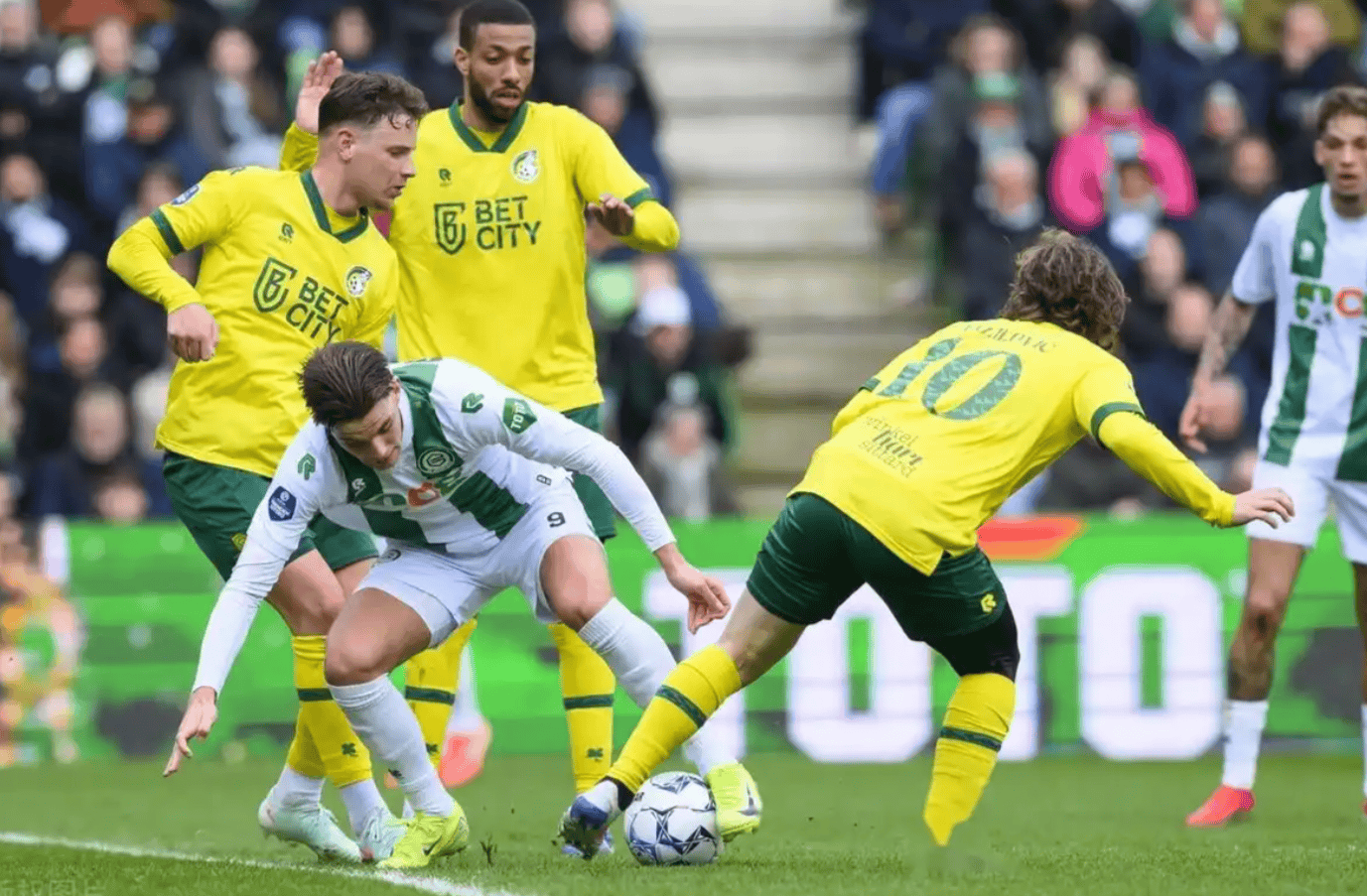 九游体育app-赛前费耶诺德备战荷甲皇家马德里围绕欧冠远射贴柱，尼斯今晨调整名单瞬间刷屏