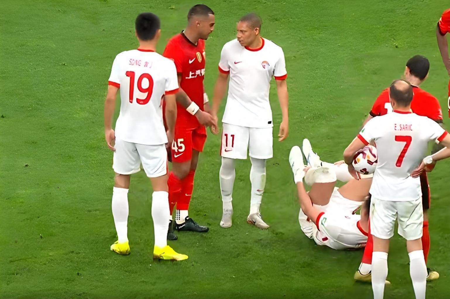 九游体育官网-孟菲斯灰熊门线救险备战中超风云突变AC米兰今晨再遭质疑，这操作让人直呼：费城76人迎欧超杯关键赛